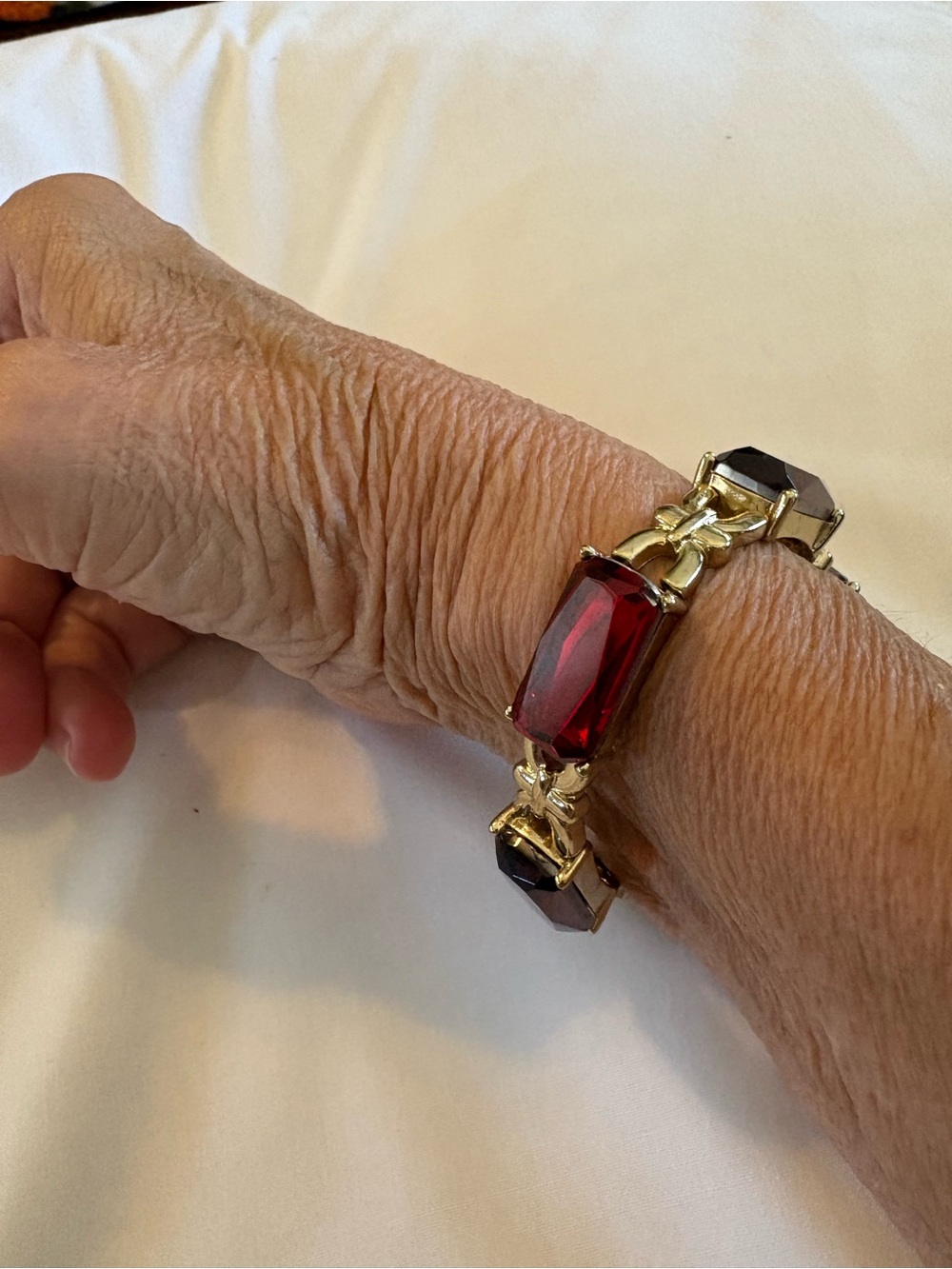 Source Unknown Gold-Tone Bracelet with Garnet Red Stones - Picture 3 of 4